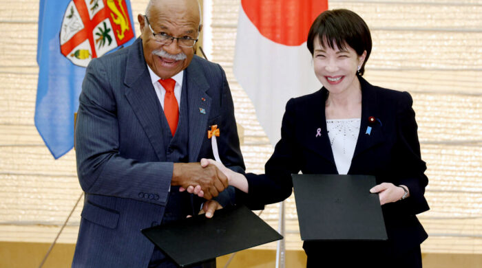 Japan prime minister controversy, Japanese newspaper in Japanese,